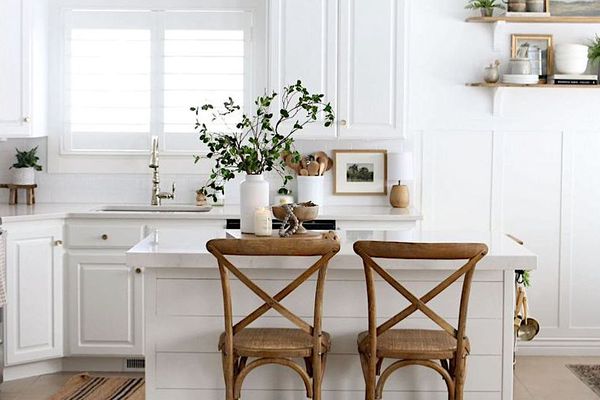 白色家庭风格厨房。