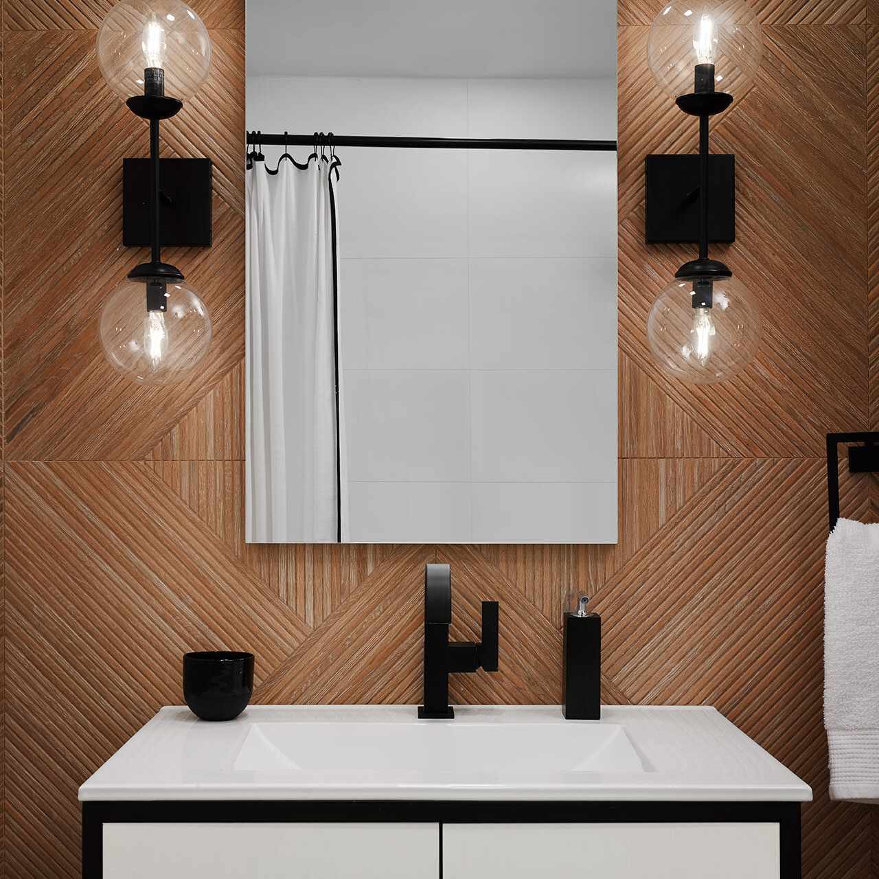 一间墙面镶着木板的化妆室