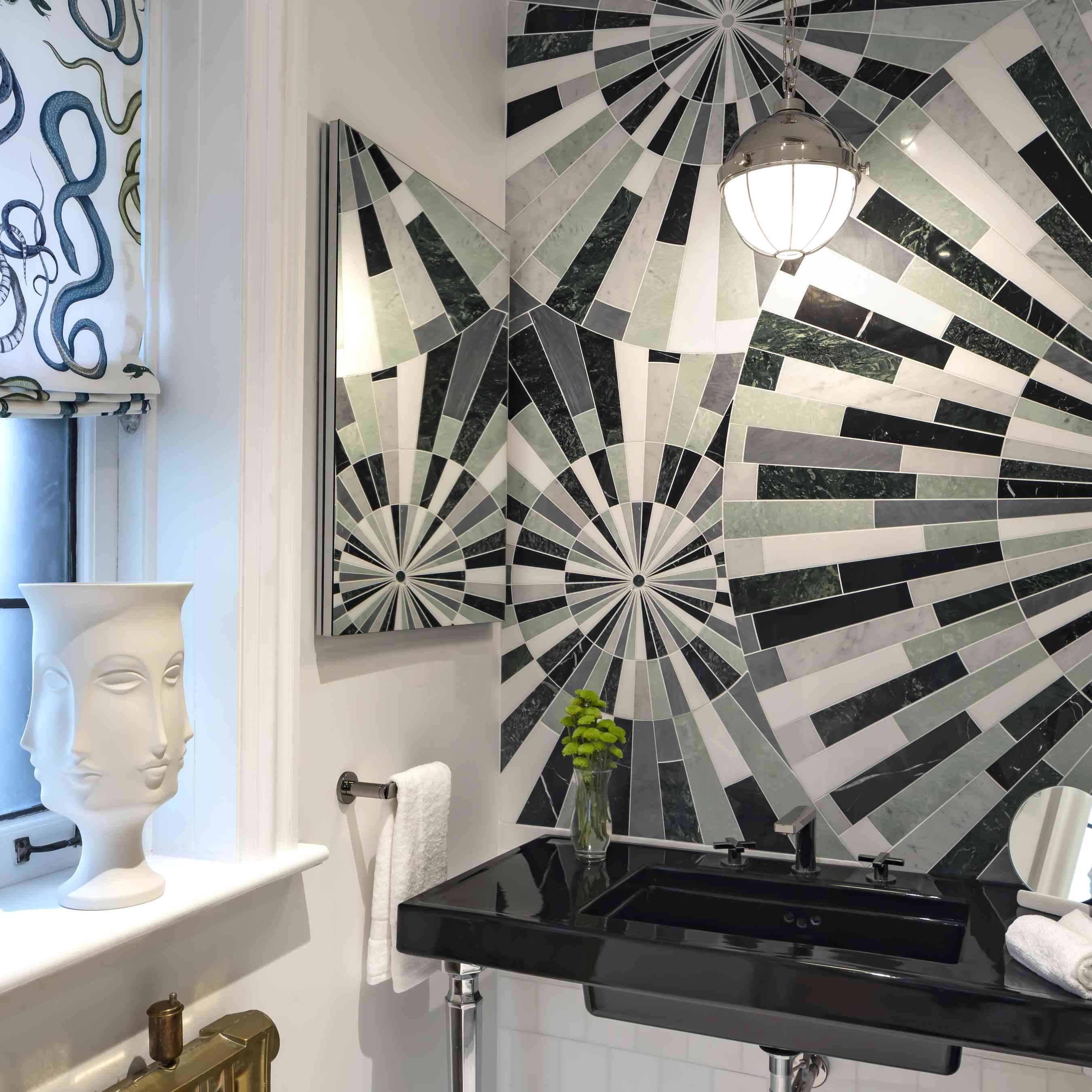 在浴室拍摄之后。