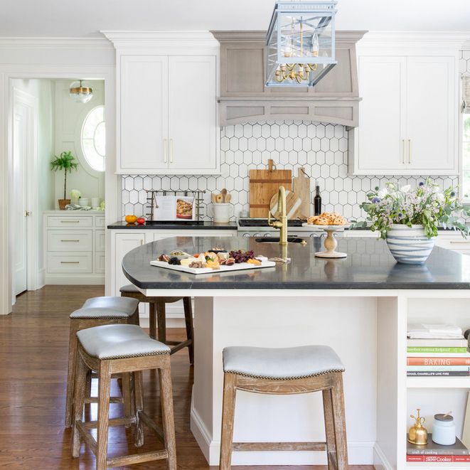 粉蓝色吊灯的传统厨房