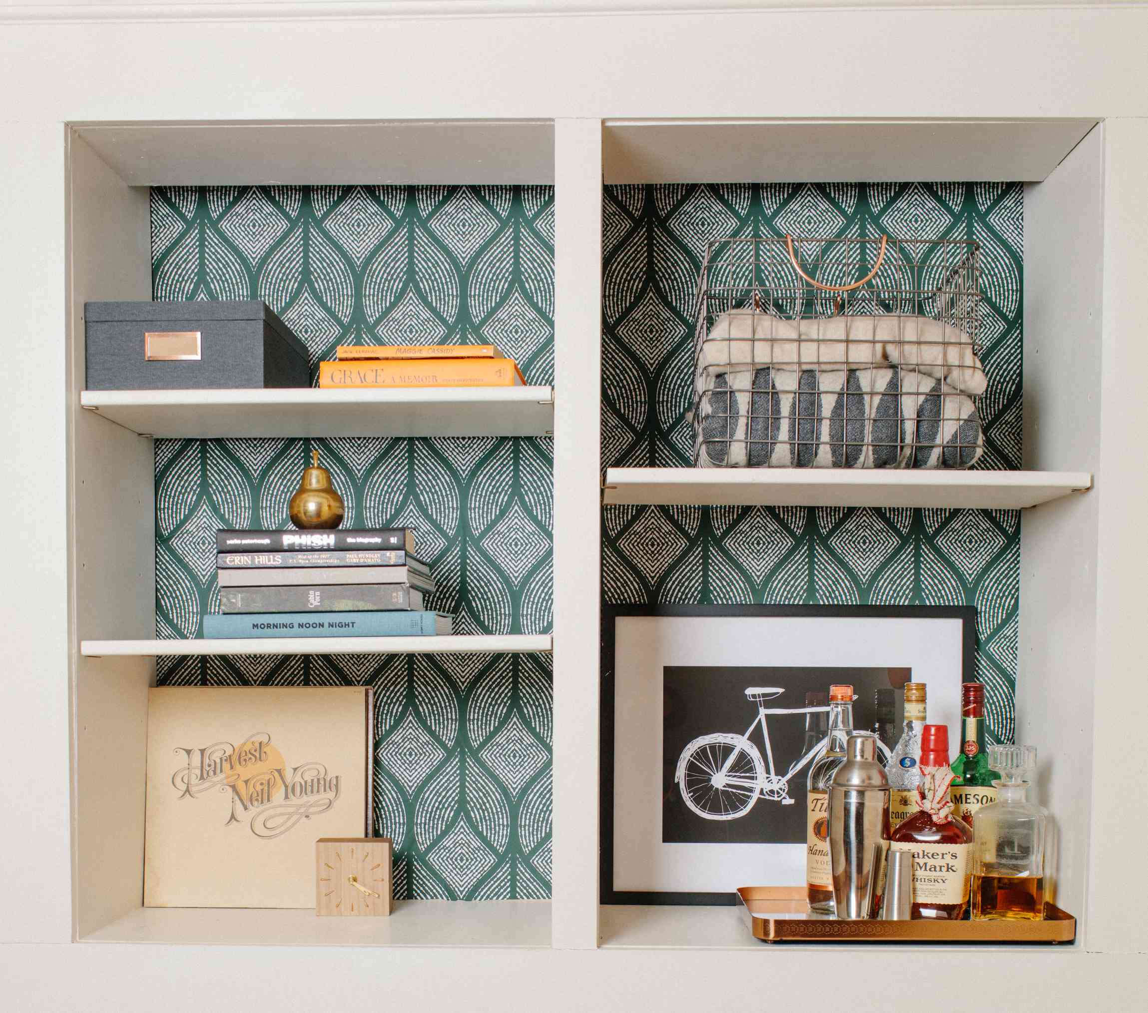 镶有装饰物的墙纸。