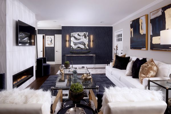 本周的装修-室内设计由s&s，迷人的客厅后，壁炉和海军壁纸