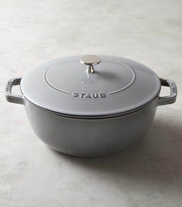 的Staub铸铁基本烤箱