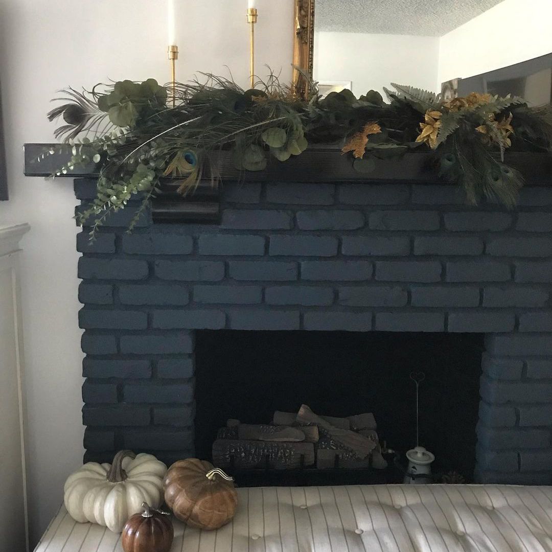 漆成蓝色的壁炉