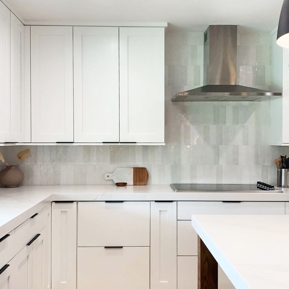 厨房用灰色瓷砖叠合而成