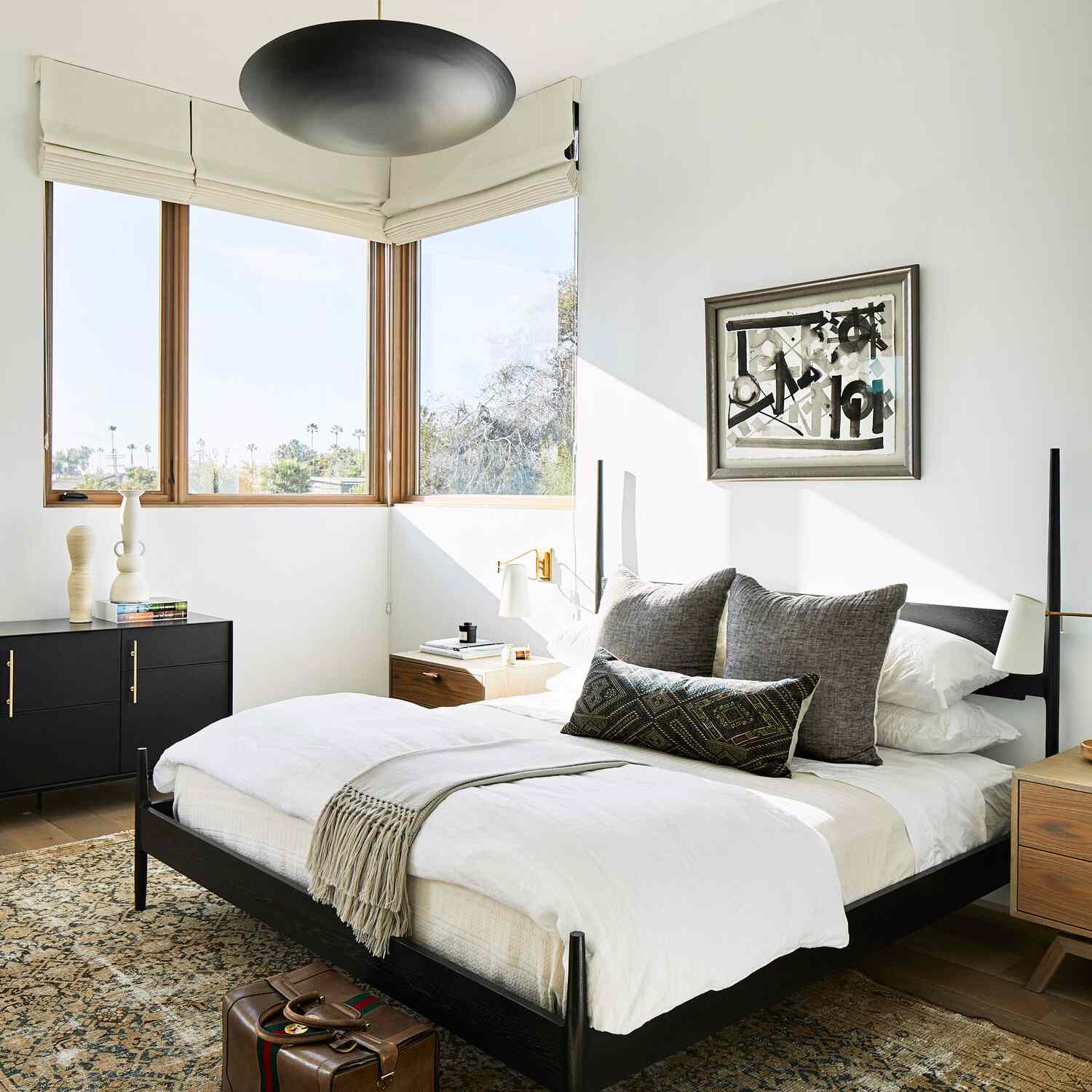 一间带大胆的黑色枝形吊灯的现代卧室