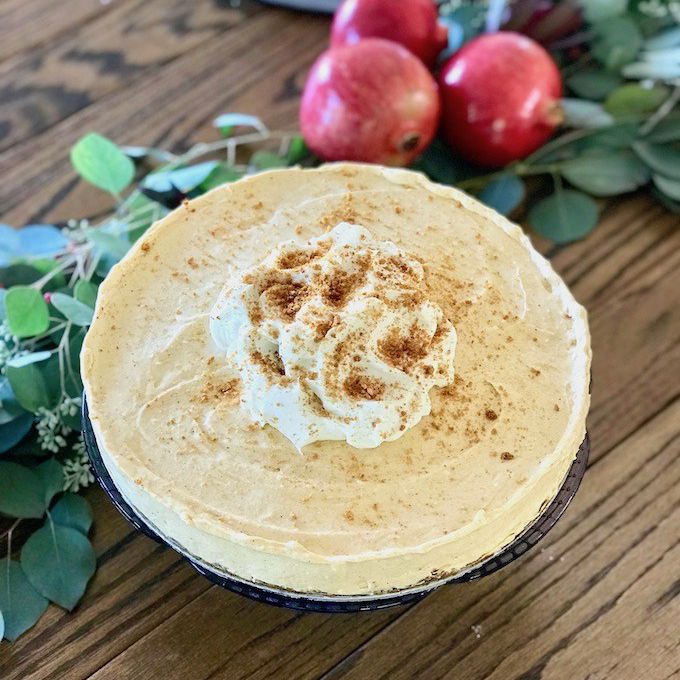 南瓜芝士蛋糕和天然的秋天装饰。