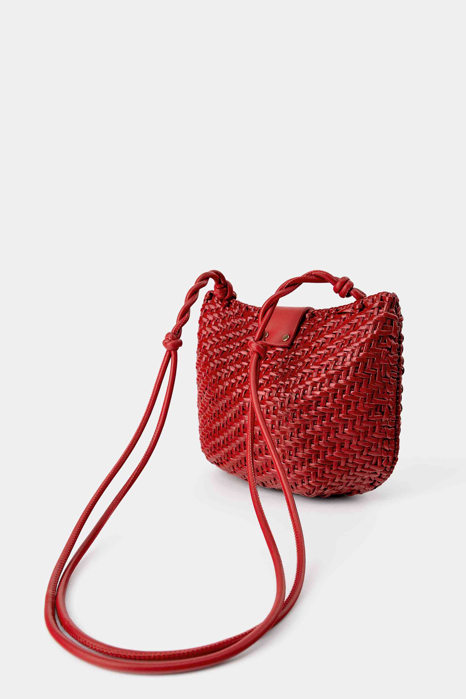 红色编织酒椰纤维斜背包。