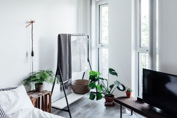 衣物架在最小的卧室里