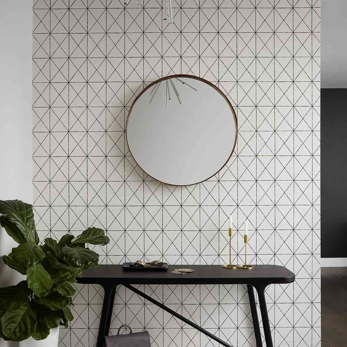 入口的墙纸是黑白相间的。