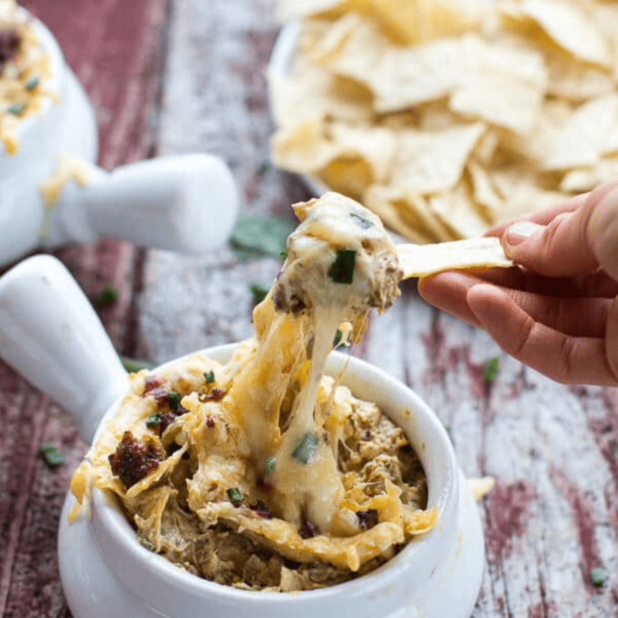 俗气芳提娜芝士香肠，焦糖洋葱和朝鲜蓟DIP