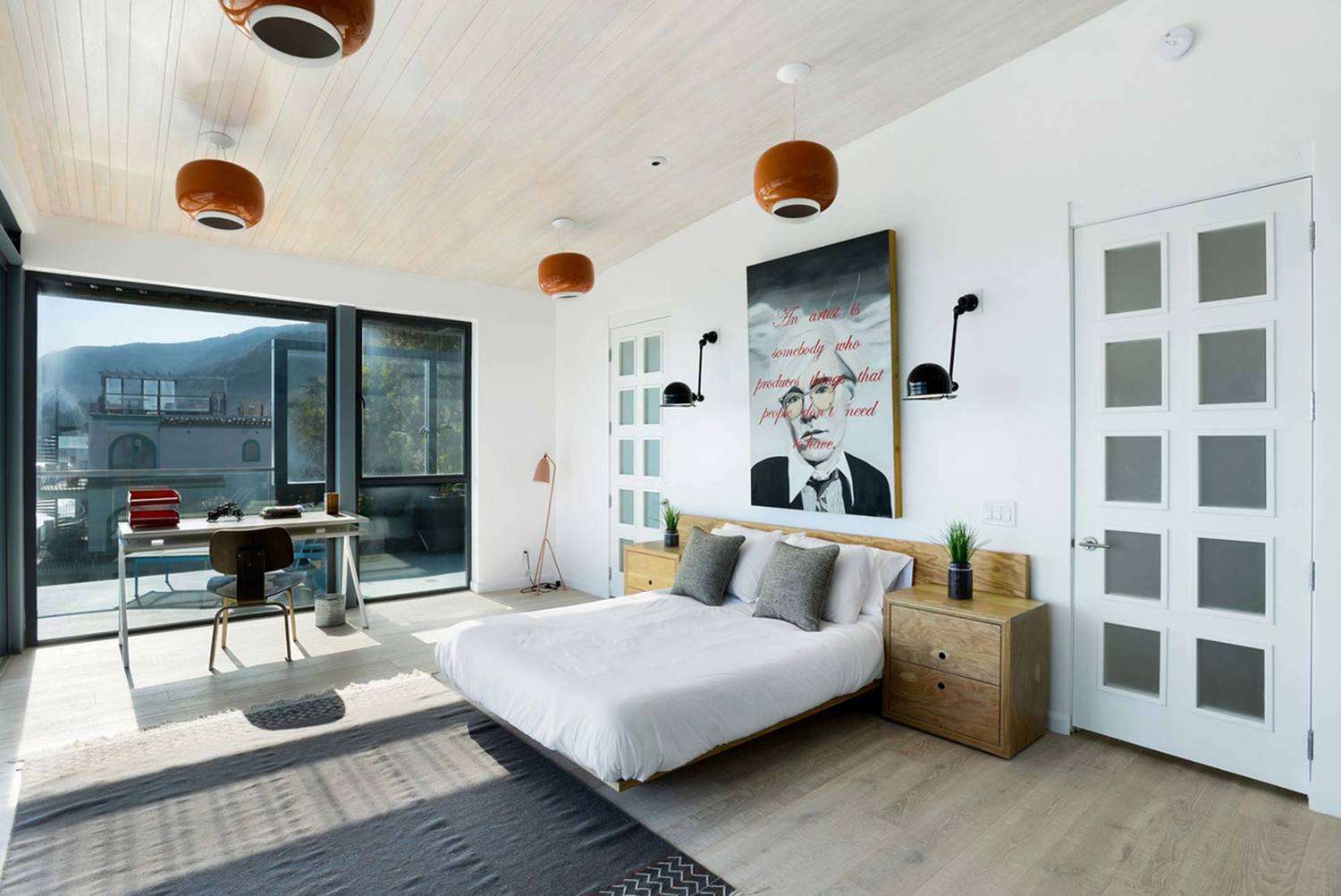 有网格壁橱门的白色卧室。