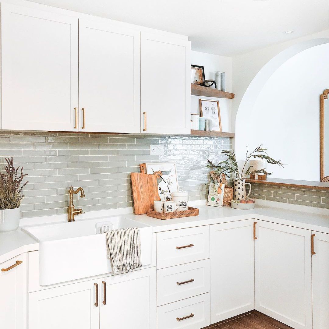 绿色瓷砖在厨房里