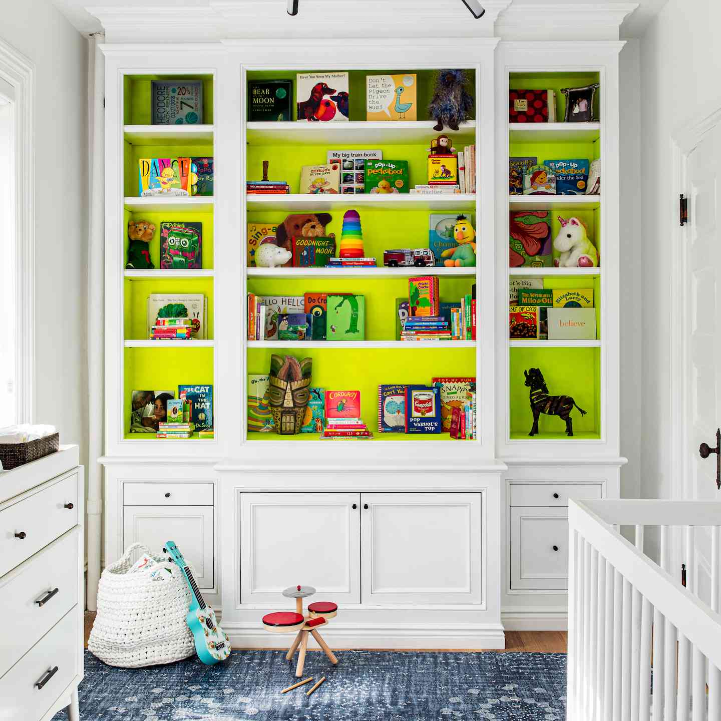 在孩子们的卧室里有一个大白的内置。