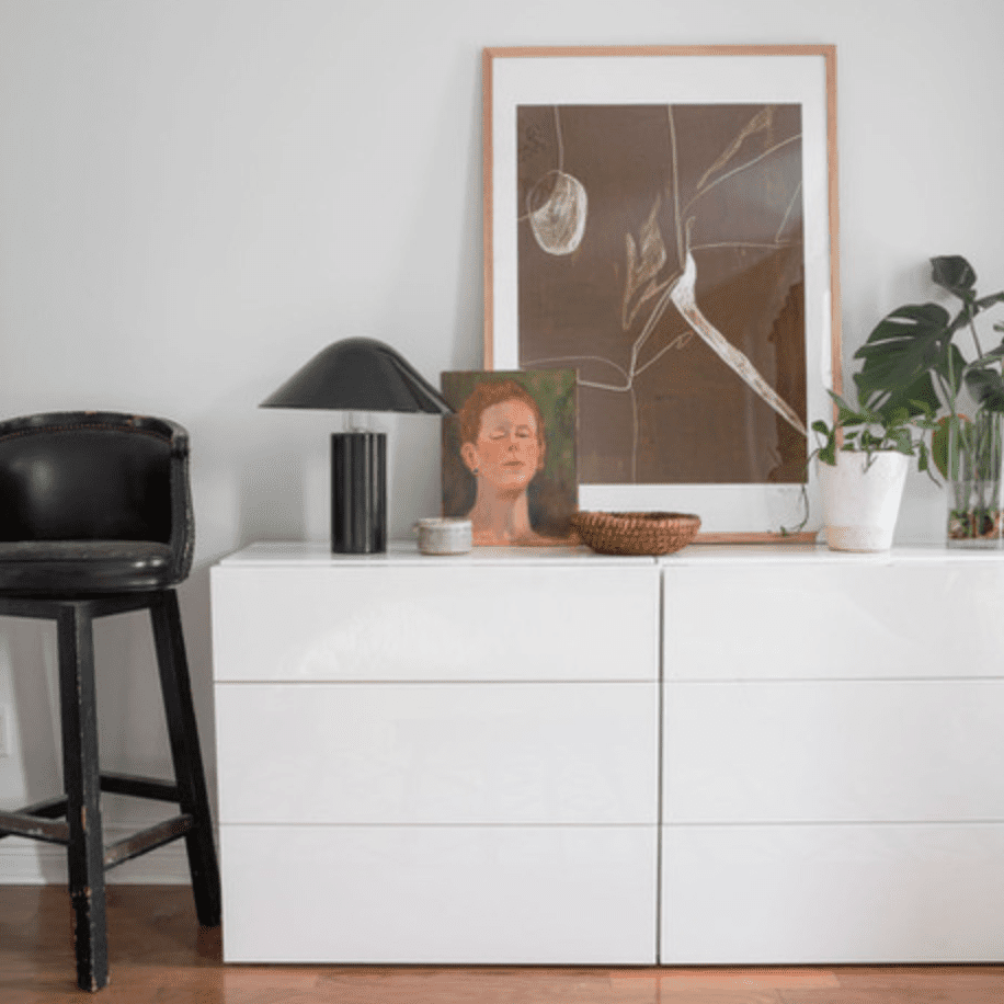 装饰有艺术品、植物和其他装饰品的白色梳妆台