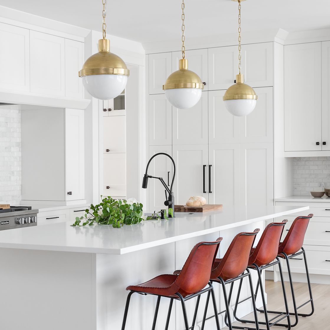 白色的厨房和充满活力的红色酒吧