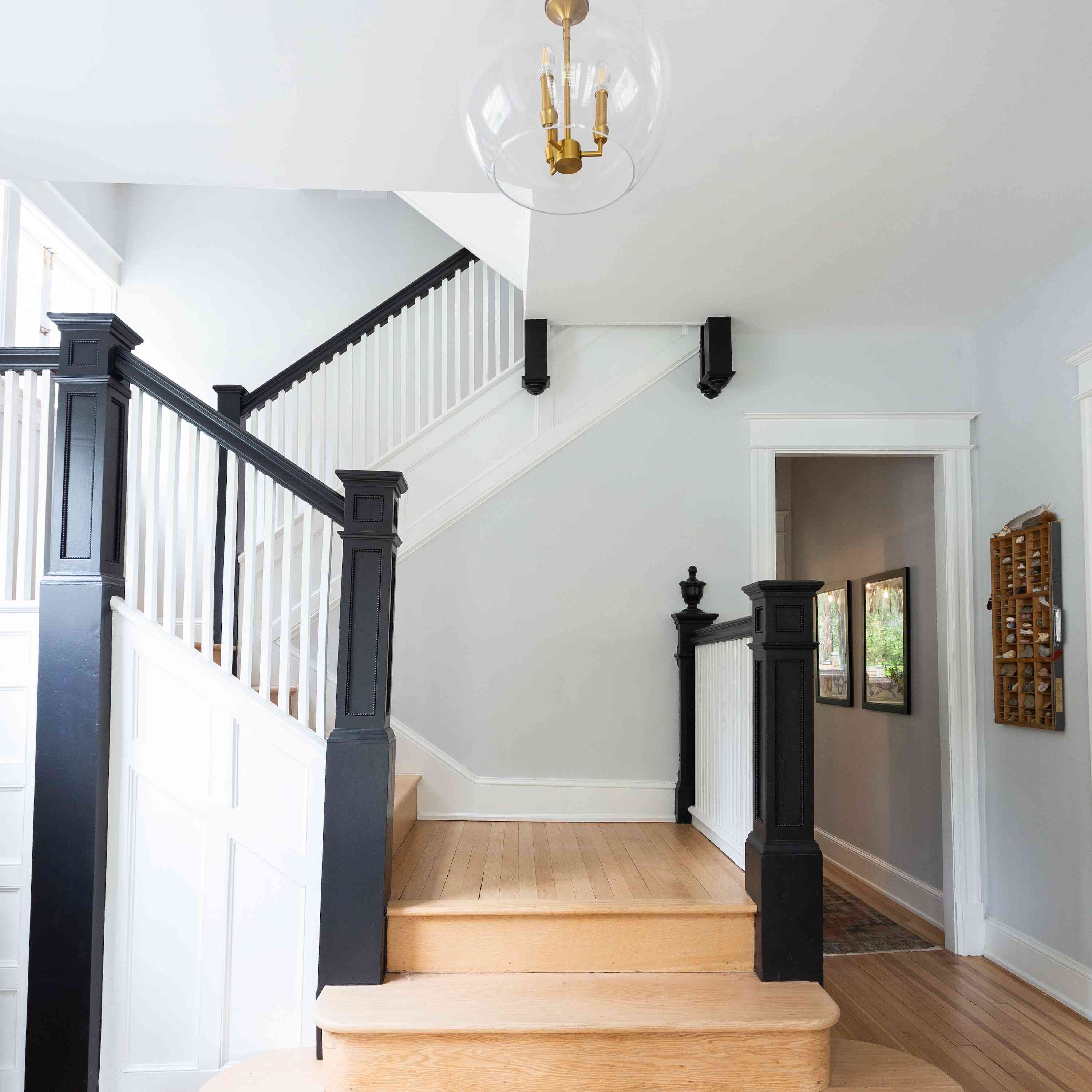 前门楼梯与天然木地板。