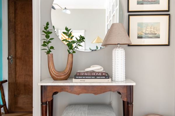 带有大镜子和搁脚凳的诱人入口。