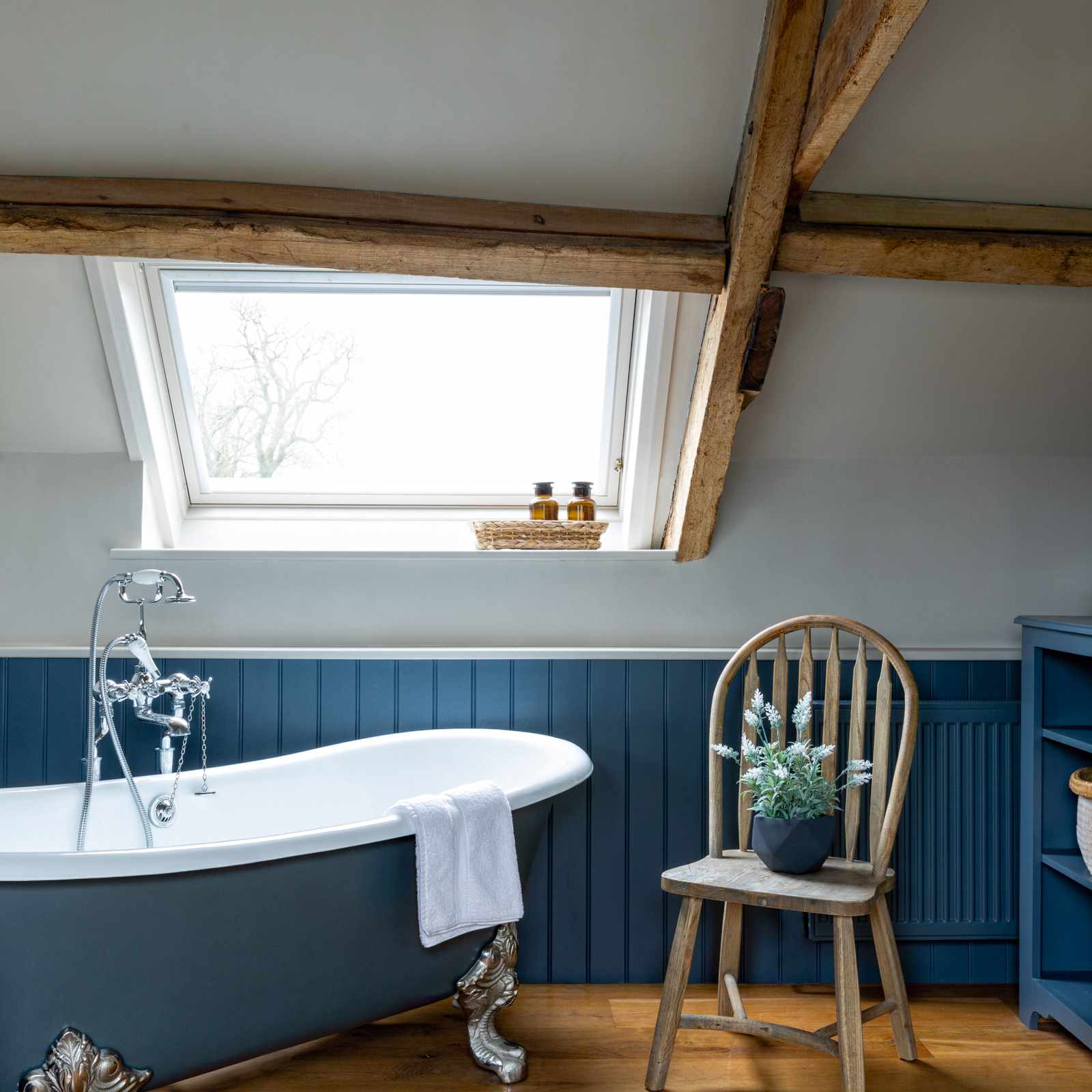 带有植物的蓝色传统浴室