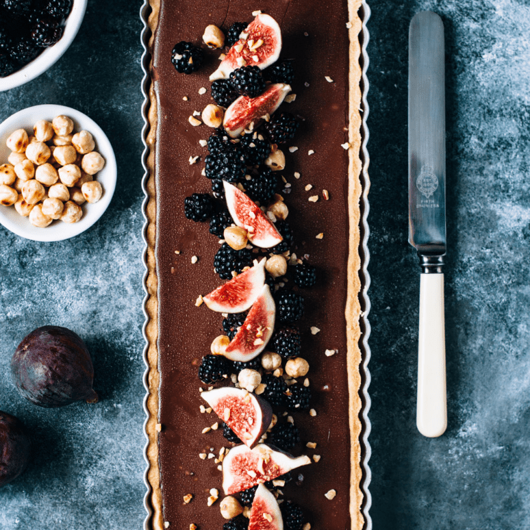 巧克力蛋挞上面点缀着无花果和黑莓。