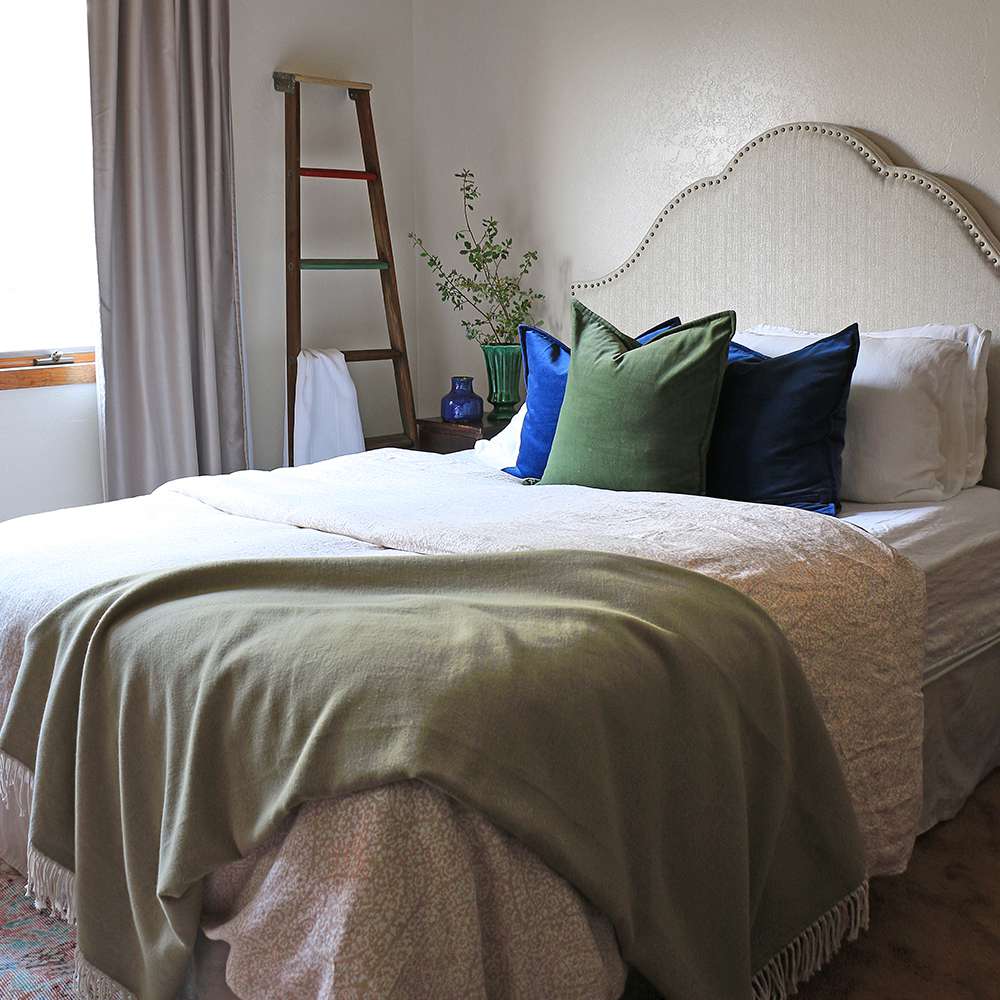 卧室里的绿色和蓝色口音