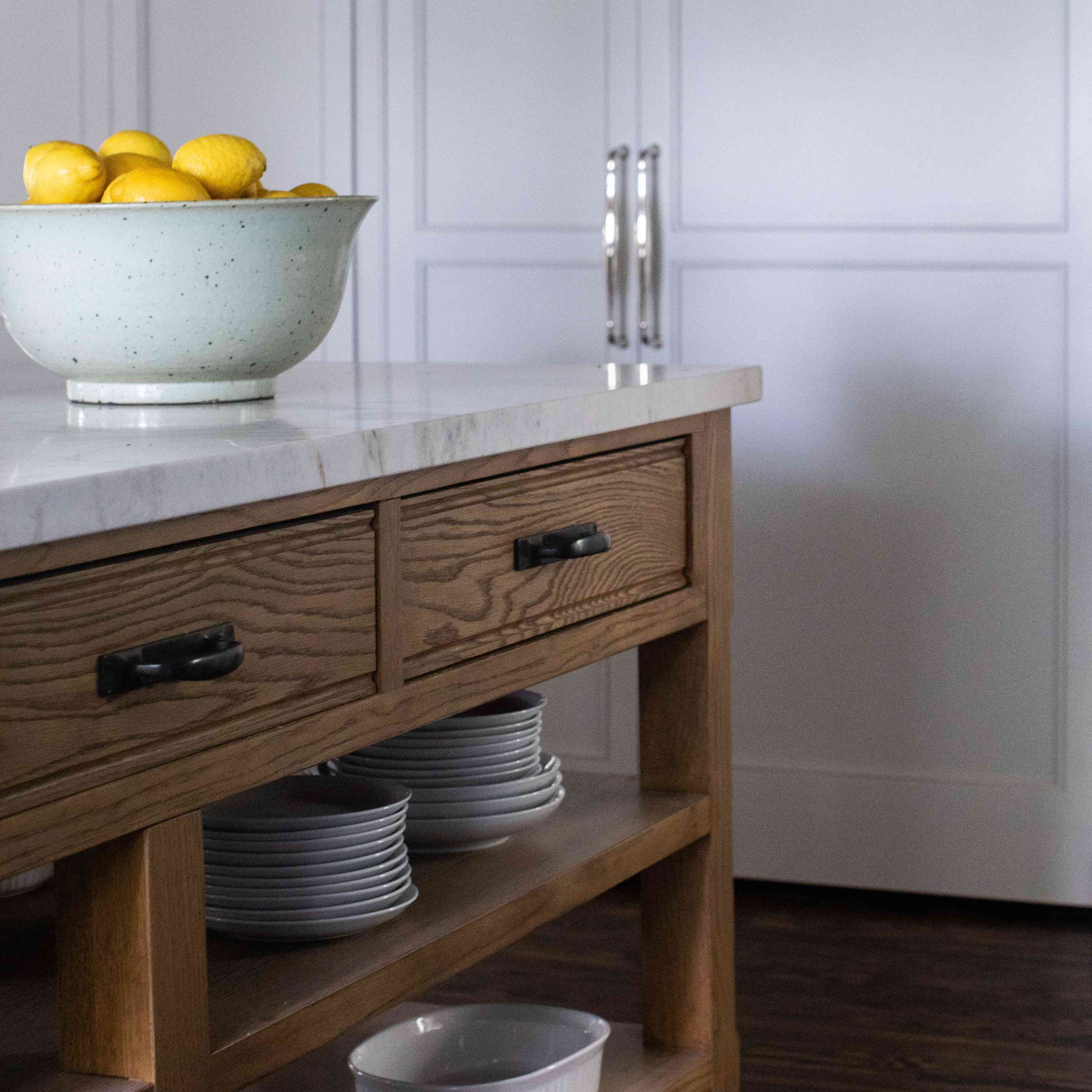 厨房岛与开放的货架