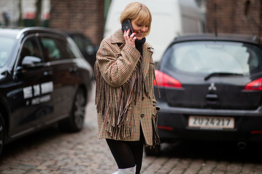 一个女人正在讲电话。