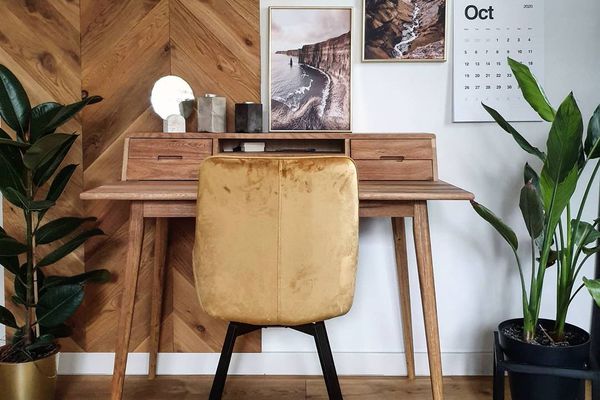 穆迪家庭办公室与木桌