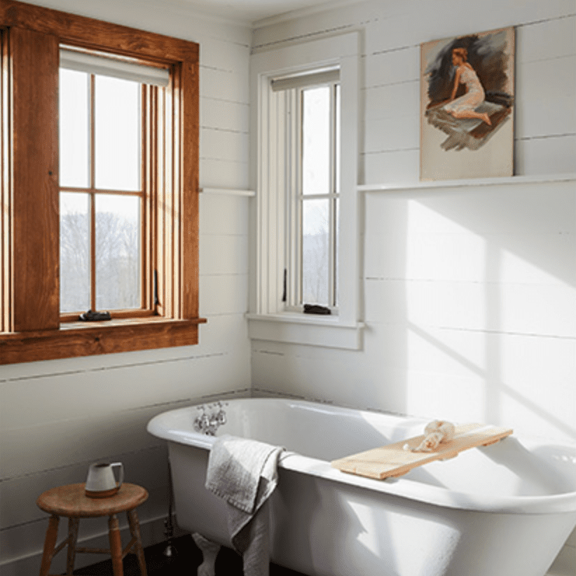 有常设浴缸的乡村浴室