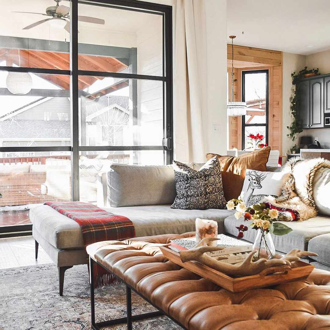 客厅里有皮制的搁脚凳