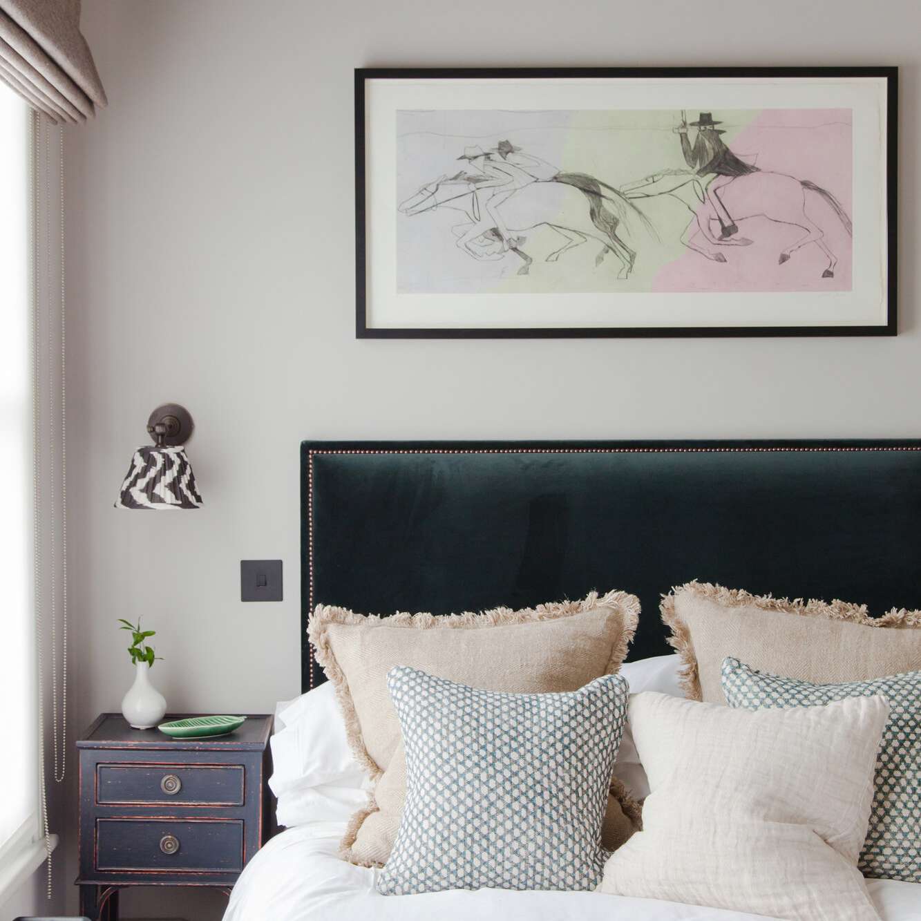 卧室里有一个靛蓝的床头柜和一条相配的靛蓝毯子