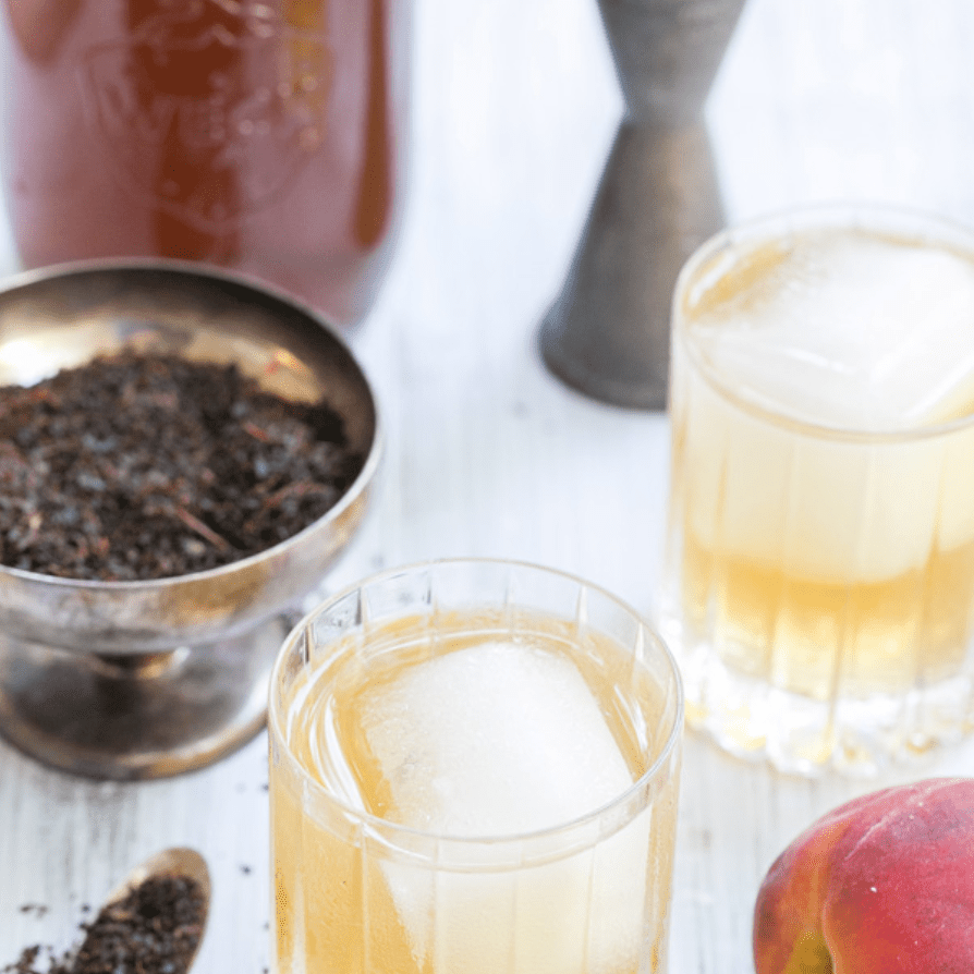 桃花茶和酒的鸡尾酒