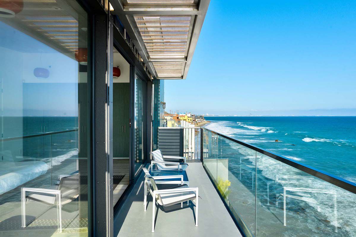 一个有玻璃墙和海景的阳台