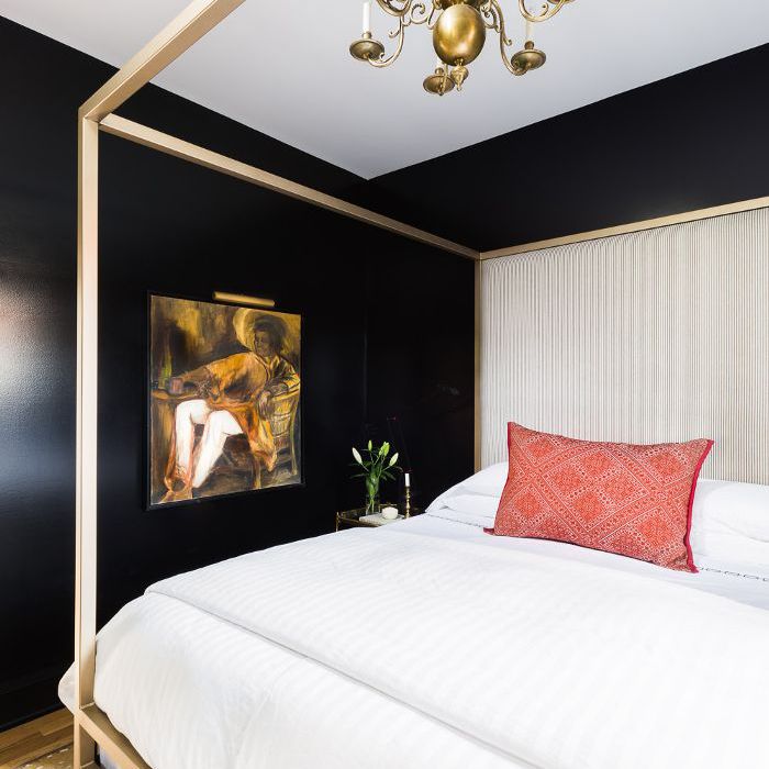 黑色和白色卧室“class=