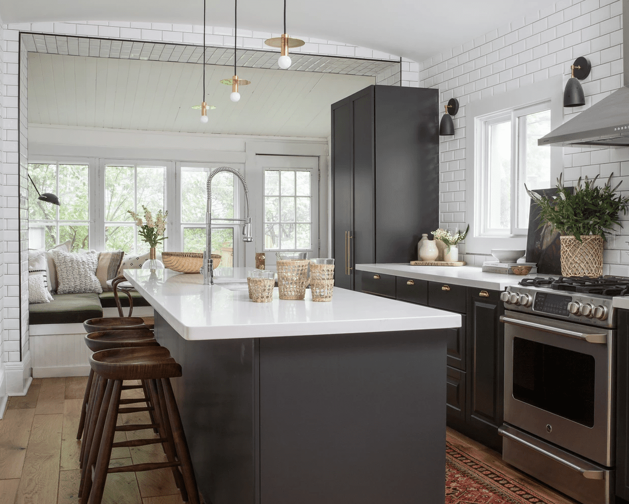 带灯的黑色厨房