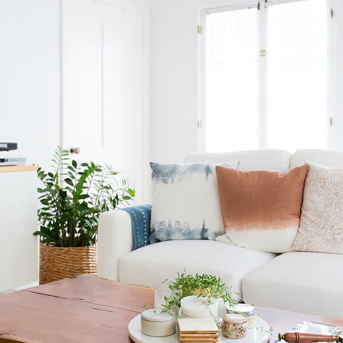 白色客厅配活边木咖啡桌”class=