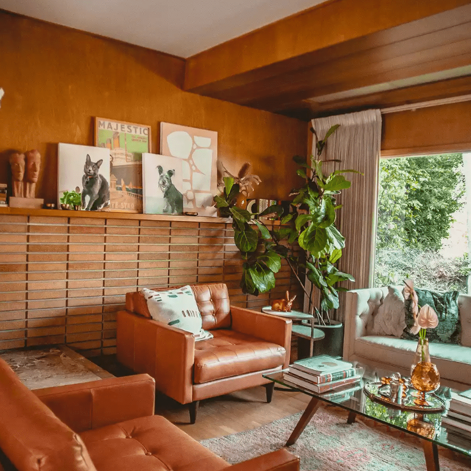 客厅有浅色窗帘，皮革和木材饰面