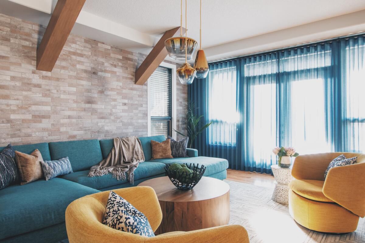 在客厅里纯粹的蓝色窗帘