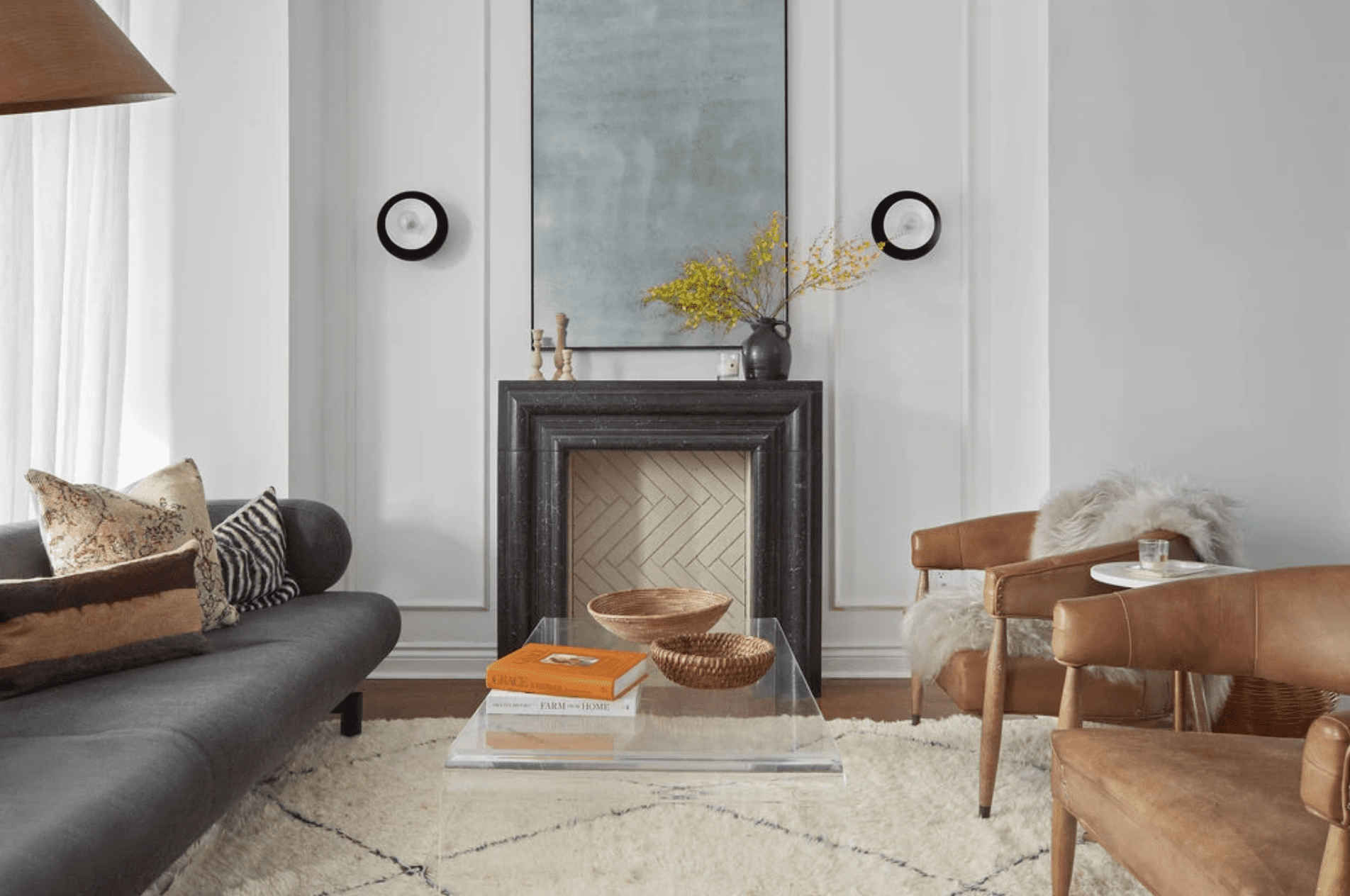 黑色和白色的客厅与中性装饰。