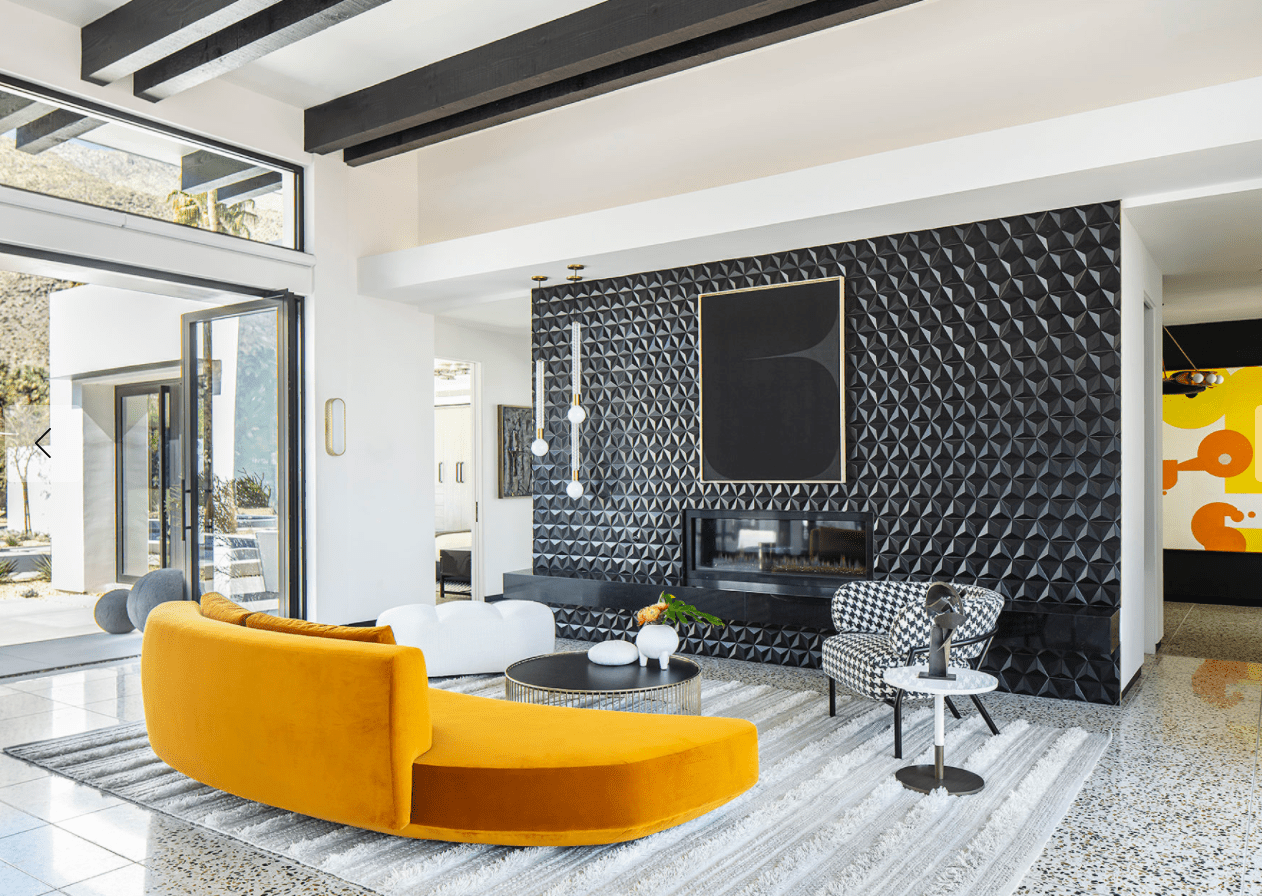 带纹理墙的客厅