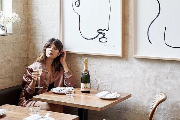 一个在餐厅喝香槟的女人