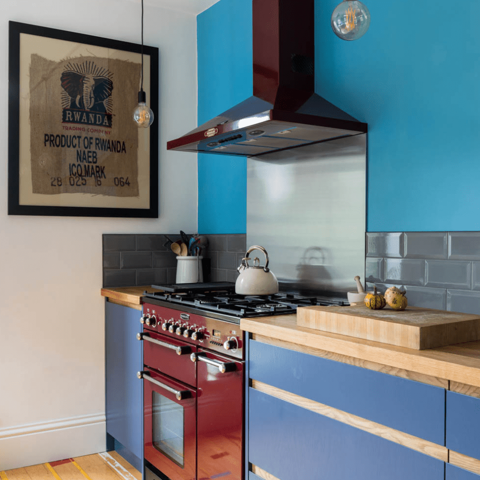 充满活力的蓝色厨房，配备暗红色电器