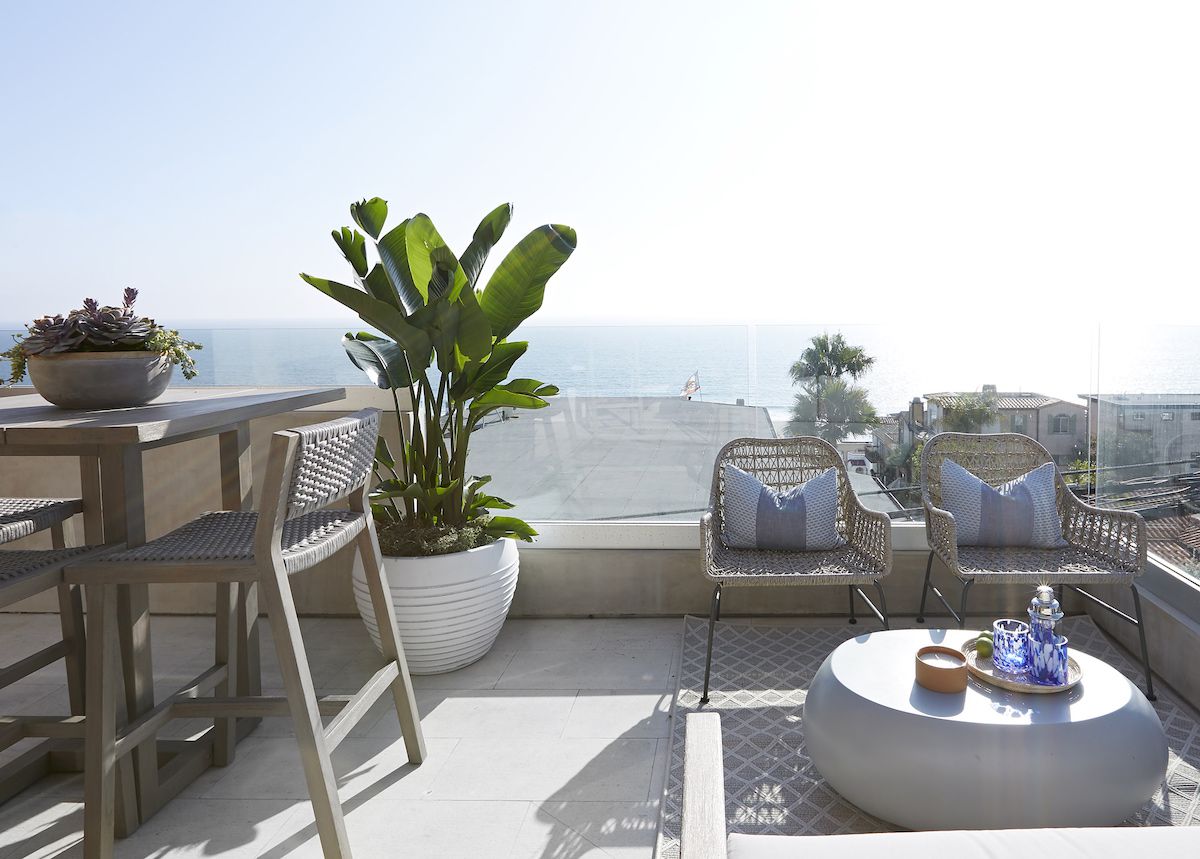 阳台被分成两个部分:一个小的用餐区和一个小的座位区