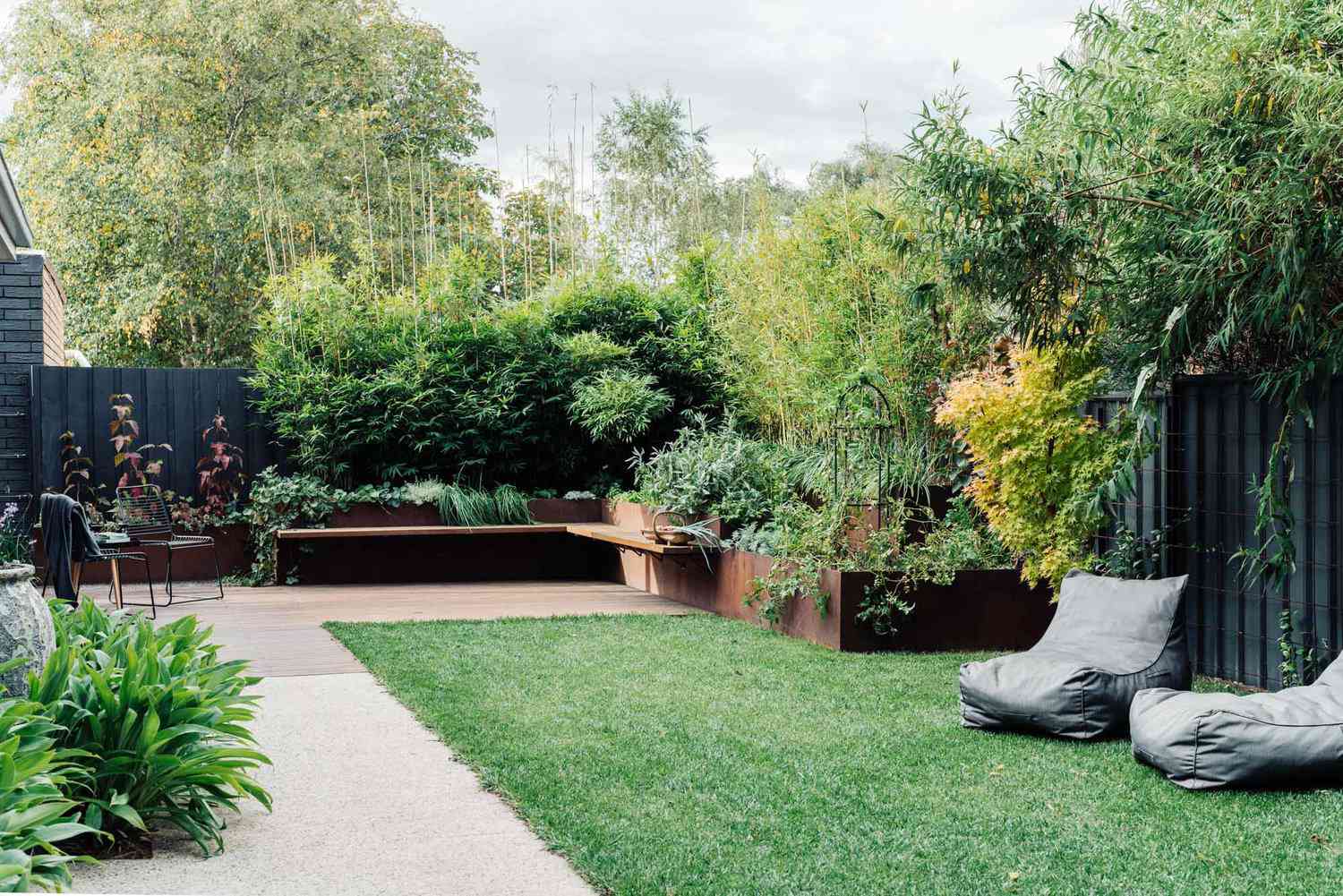 带座位的升高花园床