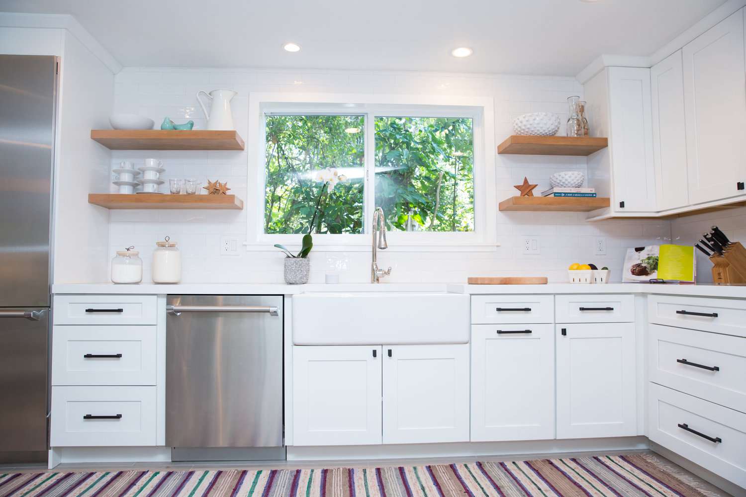 白色厨房，开放式置物架和不锈钢洗碗机。