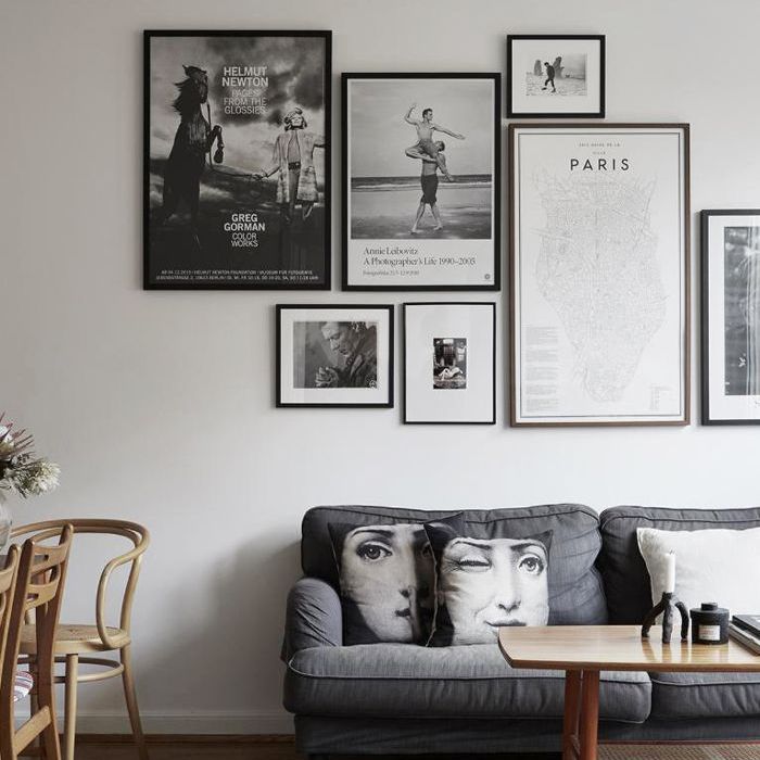 灰色客厅的沙发上