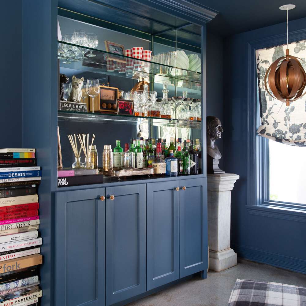 致力于持有栏棒的书柜