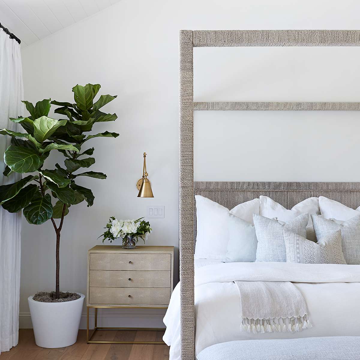 这是一间极简风格的卧室，带有编织床架