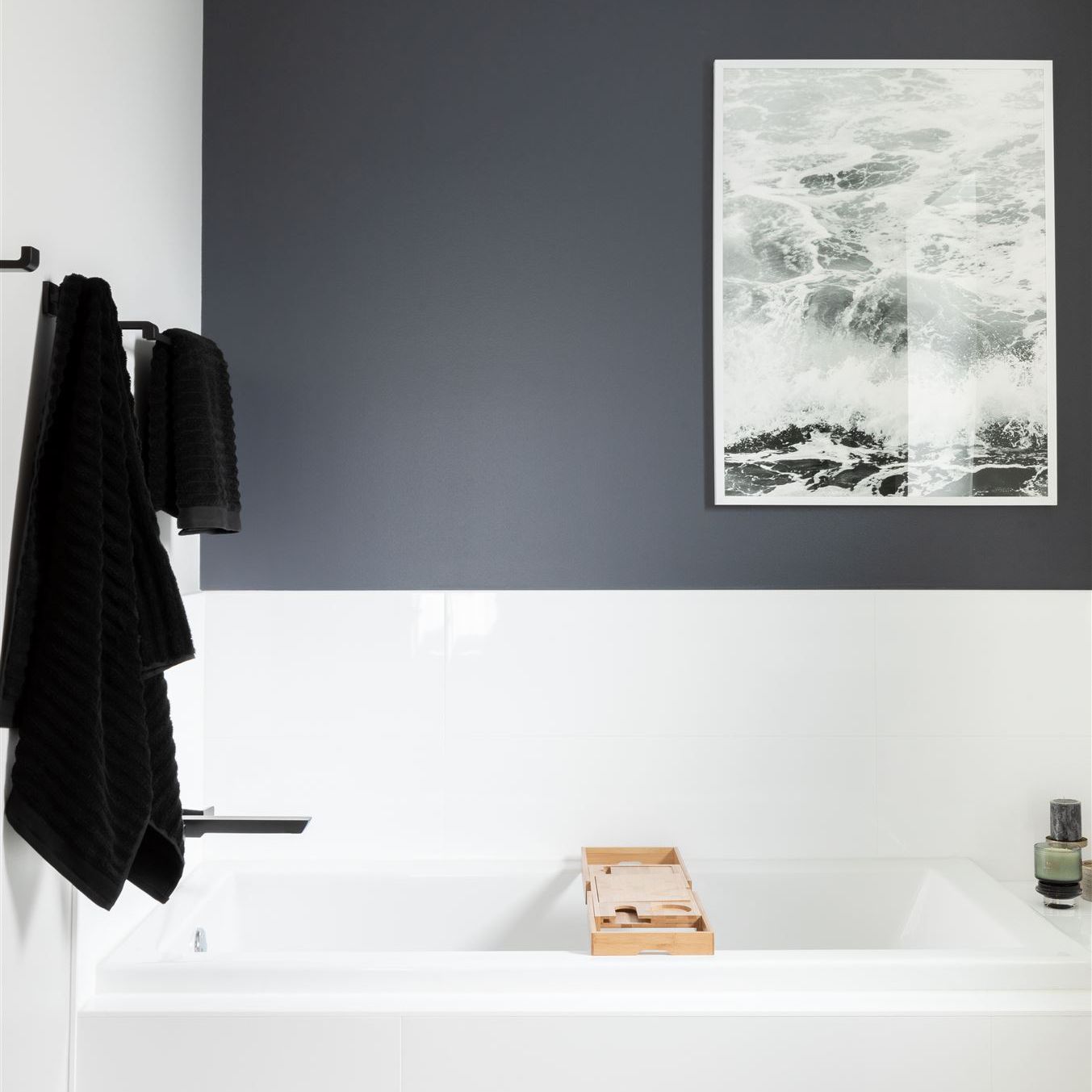 带黑色，白色和木炭色调色板的浴室