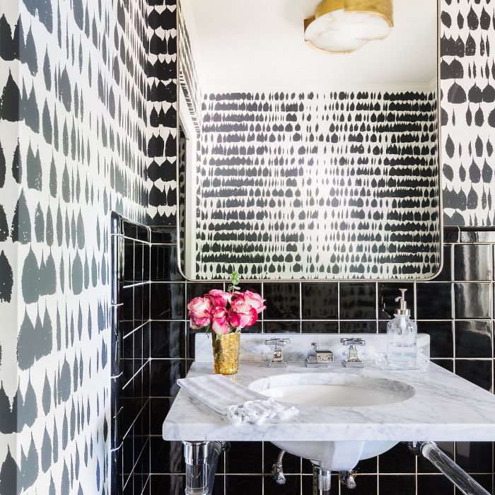 具有大的矩形镜黑色和白色的浴室